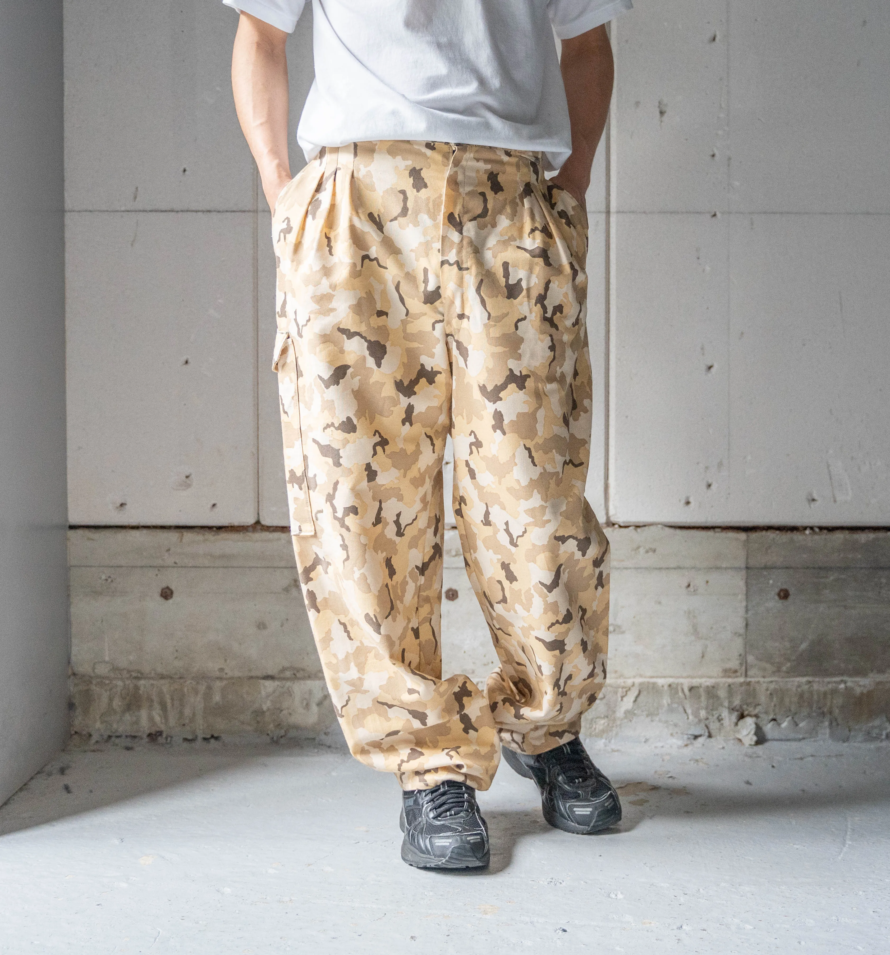 around 1990s Europe camo pattern three tuck cargo pants -good color-　