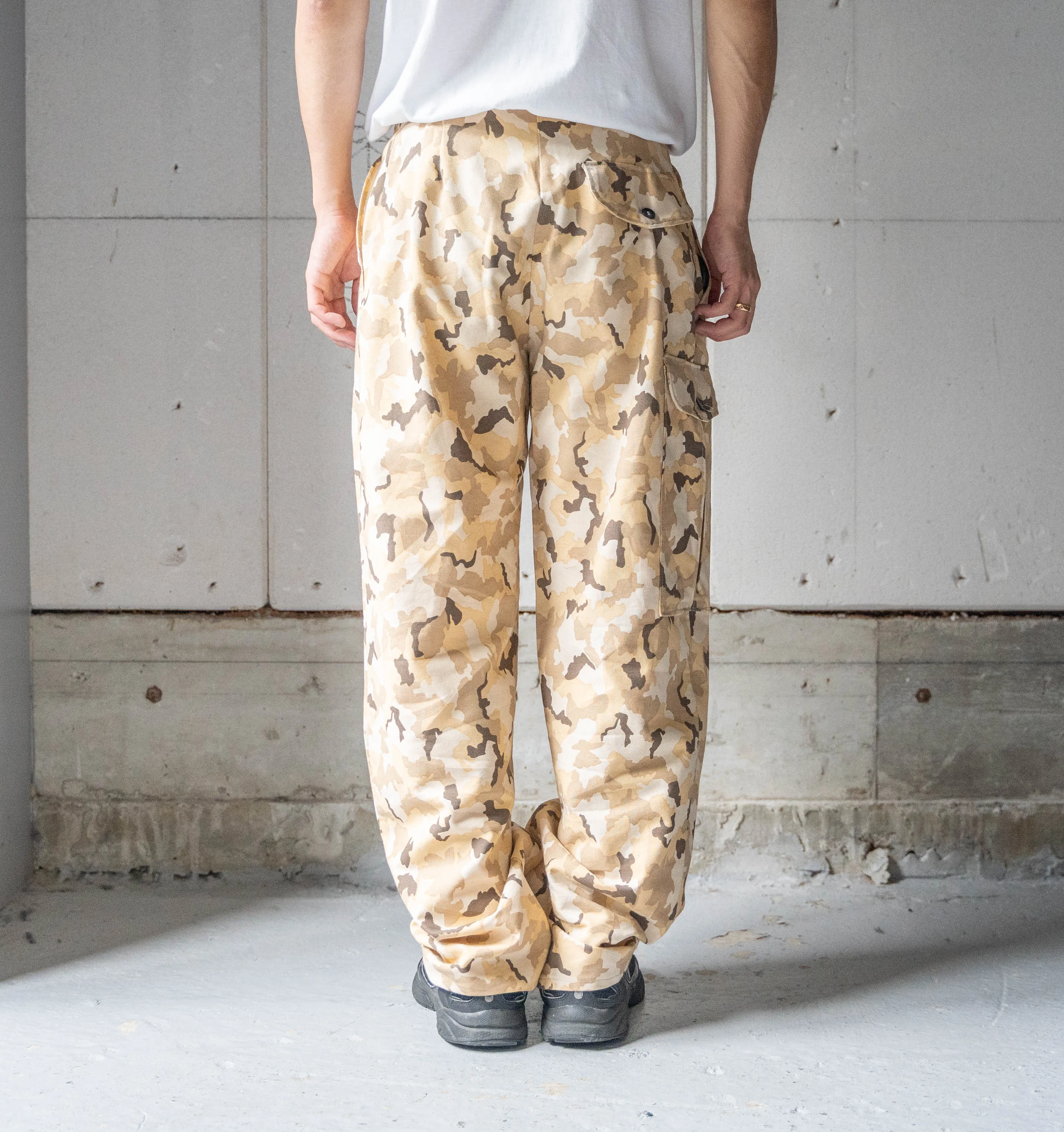 around 1990s Europe camo pattern three tuck cargo pants -good color-　