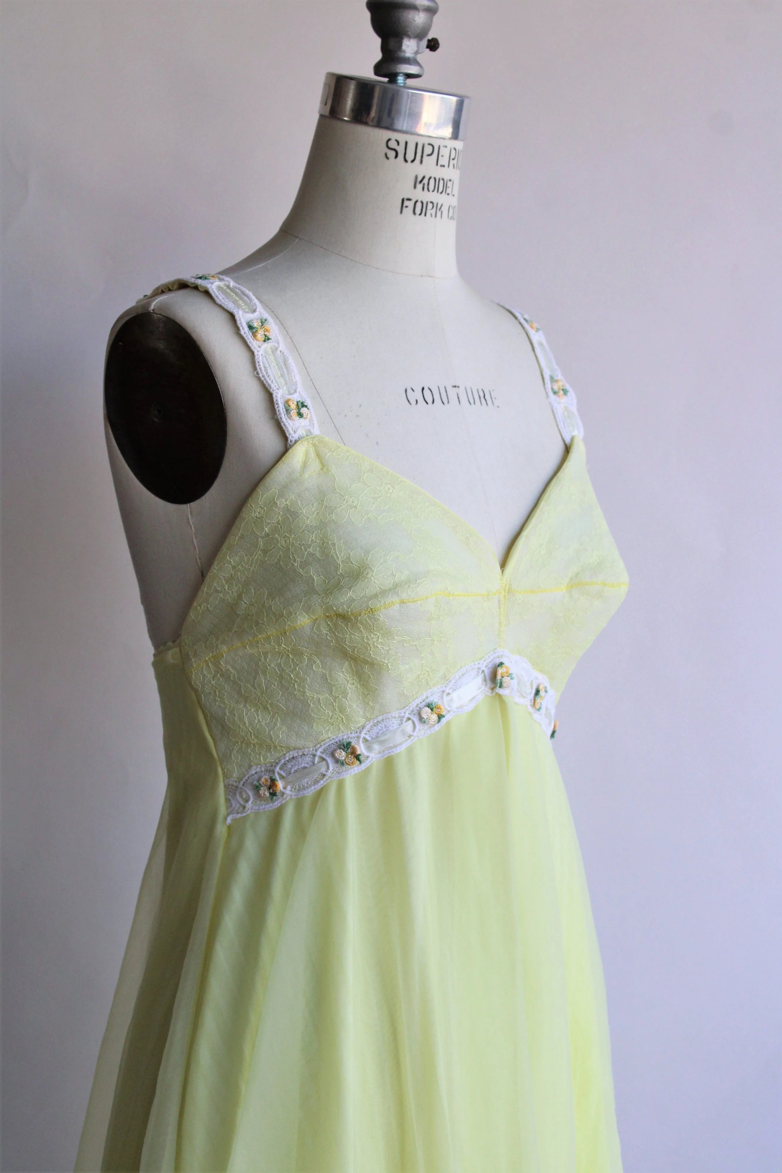 Vintage 1960s Yellow Babydoll Nightie